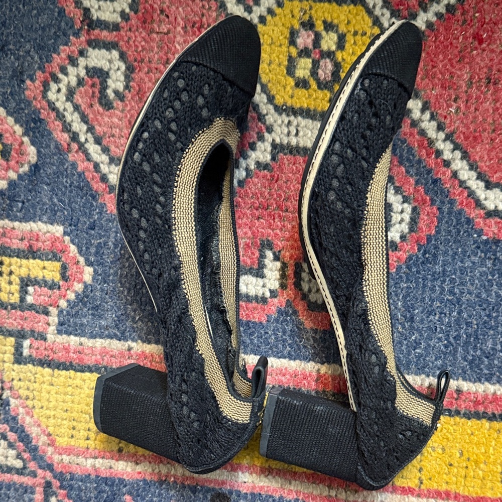 CHANEL Black and Tan Lace Flats - Picture 8 of 11